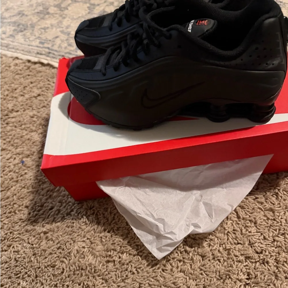 Nike Shox Men's Black Sneakers - Picture 4 of 9